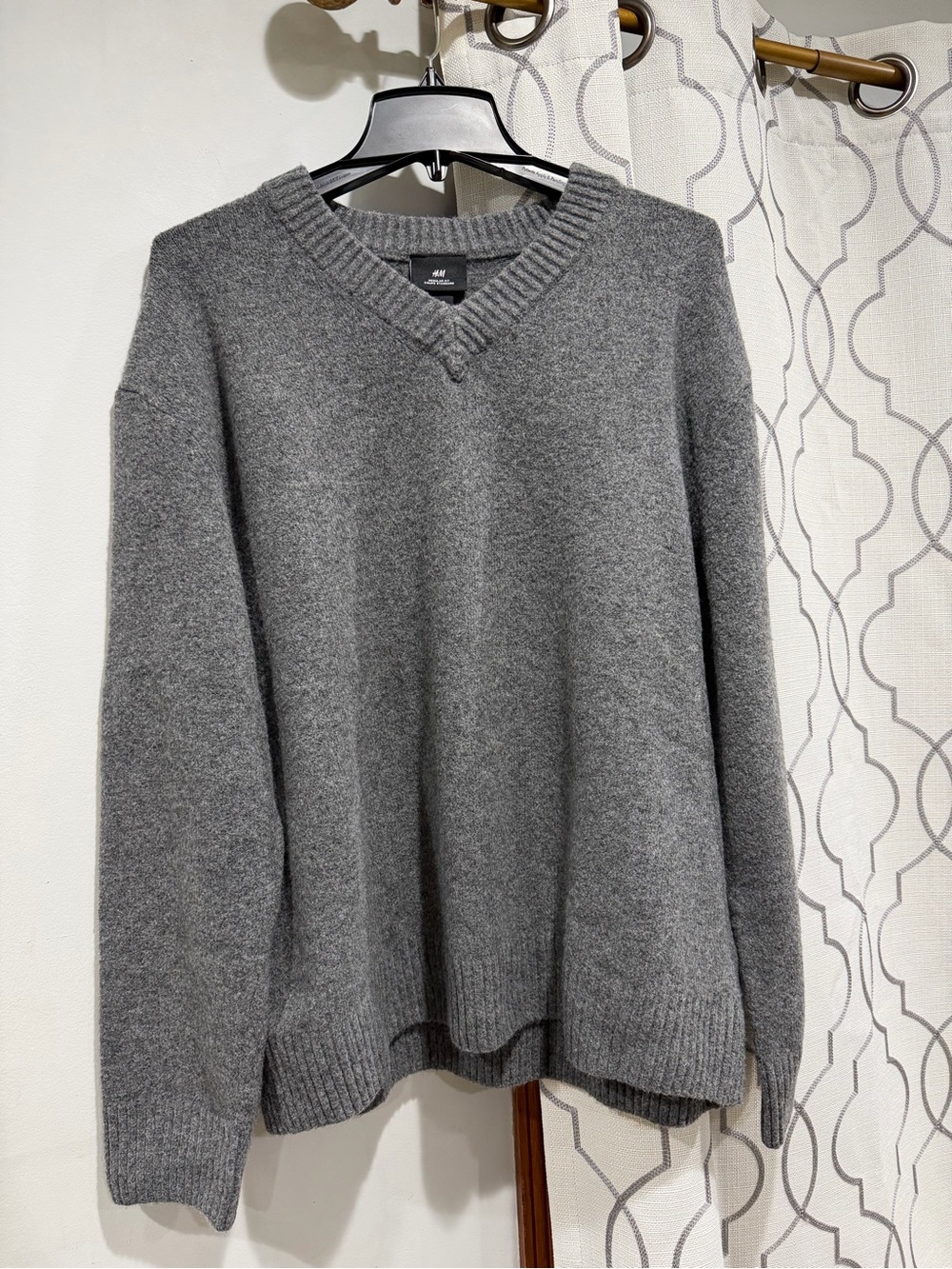 H&M Men's Gray V-Neck Sweater